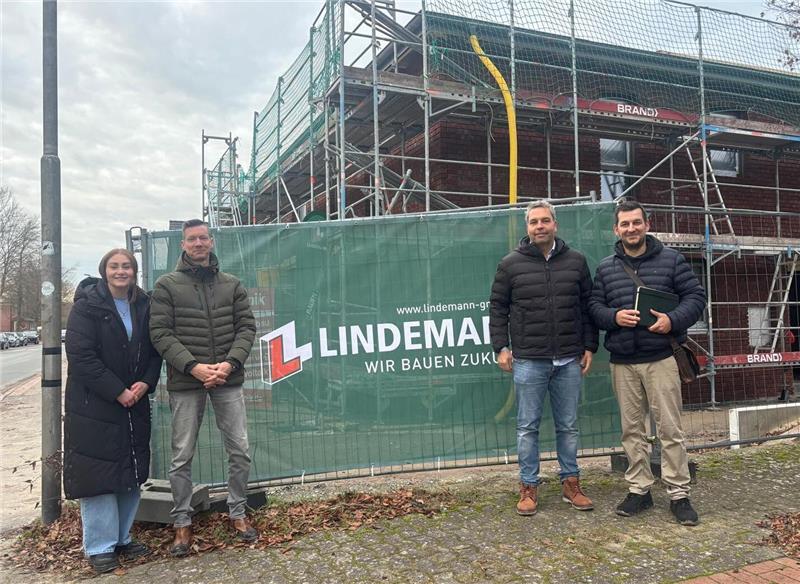 Auf ehemaligem Gärtnerei-Gelände entsteht Wohnraum mitten in Harsefeld Vertreter der Lindemann-Gruppe (von links): Lara Ebeling und Mario Thomaschewsky aus dem Vertrieb, Geschäftsführer Friedrich Witt sowie Bauleiter Patrick Meier-Holst vor dem Haus 1 am Gierenberg.