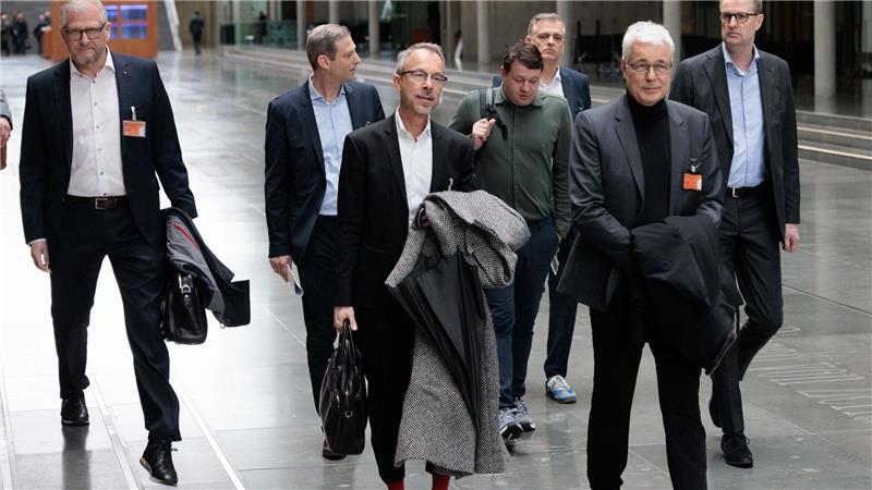 Vertreter der Mineralölkonzerne nahmen an der Sitzung teil.