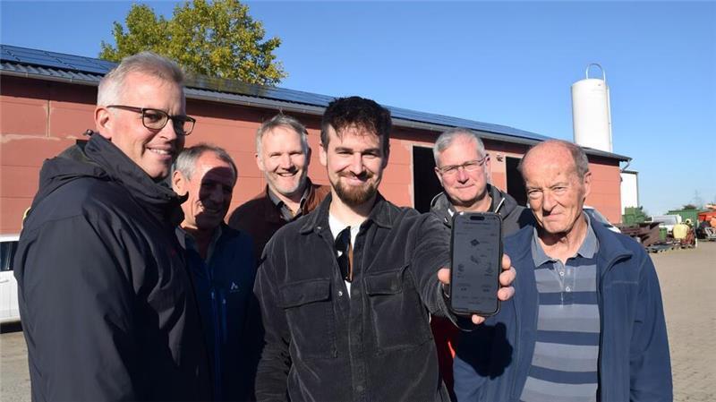 Vertreter der Samtgemeinde Horneburg, Bürgerenergie Buxtehude und Firma Joms freuen sich über die neue PV-Anlage auf dem Bauhofdach.