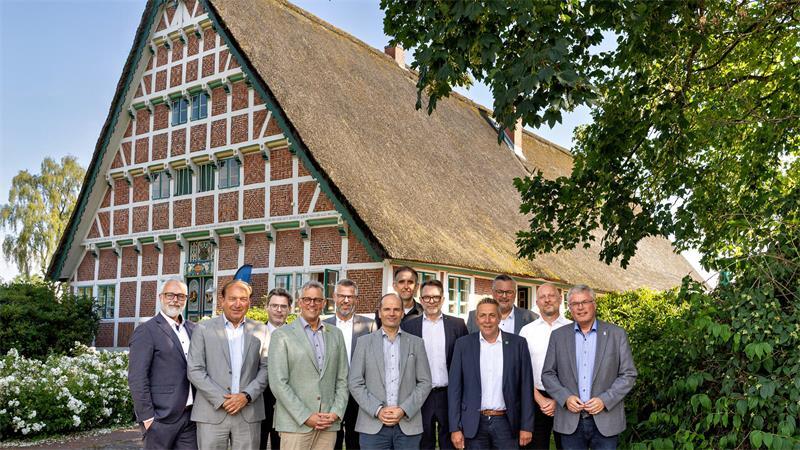 Steuertrick bewahrt Gebührenzahler vor Mehrkosten bei Abwasserentsorgung Vertreter der Vertragspartner bei der Vertragsunterzeichung auf dem Obsthof „Puurten Quast“ im Alten Land.