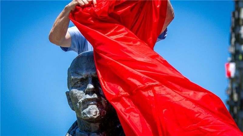 Vertreter von Opferverbänden verhüllen bei einer Kundgebung in Schwerin eines der letzten Lenin-Denkmäler in Deutschland und protestieren damit gegen die öffentlichen Ehrungen der Repräsentanten von Systemen der Gewaltherrschaft.