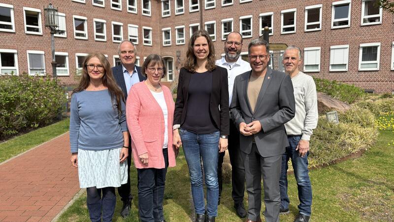 Vertreterinnen und Vertreter des Stader Landschaftsverbands informierten gemeinsam mit Landrat Kai Seefried (Zweiter von rechts) über mehrere Aktionen rund ums Plattdeutsche.