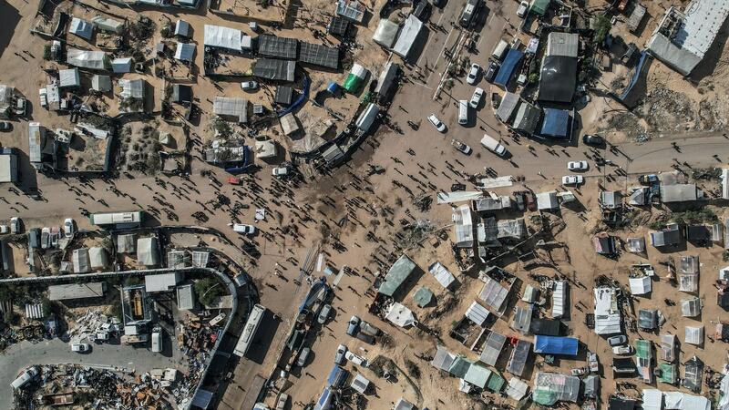 Vertriebene Palästinenser, die aufgrund der israelischen Luftangriffe aus Chan Junis geflohen sind und ihr Lager weiter südlich, nahe der Grenze zu Ägypten, aufschlagen.