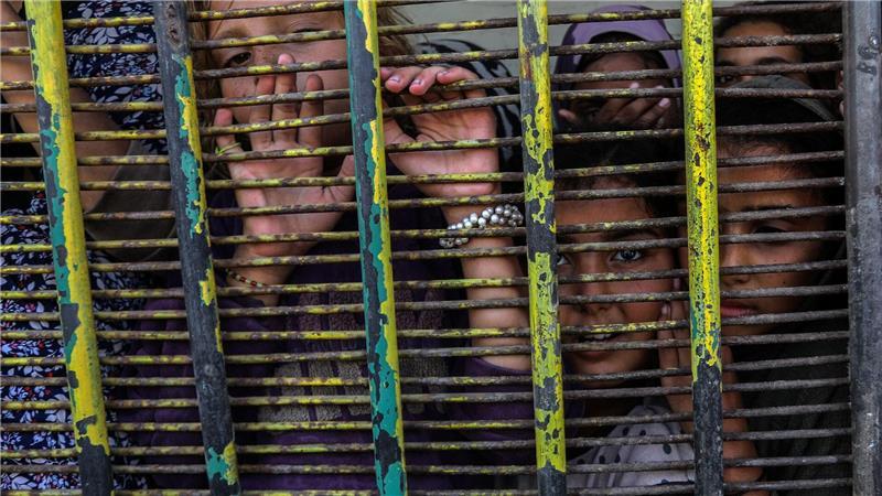 Vertriebene Palästinenser drängen sich in Gaza Stadt vor einer von Wohltätigkeitsorganisationen betriebenen Bäckerei, um Brotrationen zu erhalten. 