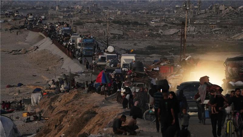 Vertriebene Palästinenser fliehen aus dem nördlichen Gazastreifen entlang der Küstenstraße in Richtung Süden.