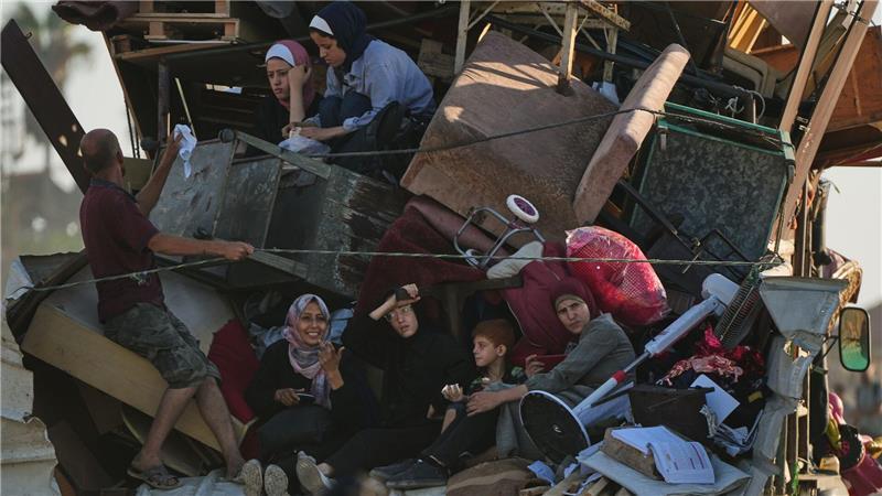 Bilder des Tages Vertriebene Palästinenser fliehen aus dem nördlichen Gazastreifen entlang der Küstenstraße in der Nähe des Wadi Gaza.
