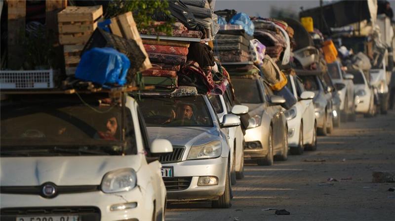 Vertriebene Palästinenser machen sich auf den Weg zu ihren Häusern im nördlichen Gazastreifen, nachdem Israel im Rahmen des Waffenstillstandsabkommens zwischen Israel und der Hamas Hunderttausenden von Palästinensern die Rückkehr erlaubt hat.