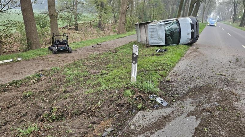 Verunfallter Transporter-Verkehrsunfall Kirchwalsede
