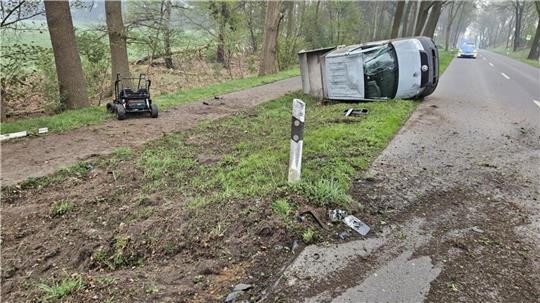 Verunfallter Transporter-Verkehrsunfall Kirchwalsede