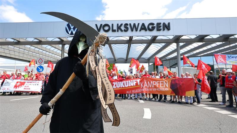 VW-Chef kommt nach Sachsen - Belegschaft erhofft Perspektive Verunsicherte Beschäftigte: Welche Zukunft hat der Automobilbau in Zwickau? (Archivbild)