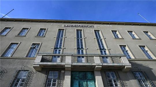 Verurteilt wurde die Mutter wegen versuchten Mordes, Quälens oder Vernachlässigens unmündiger, jüngerer oder wehrloser Personen sowie wegen Freiheitsentziehung.