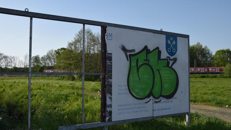 Plakat der Wirtschaftsförderung Buxtehude ist mit einem Tag (Graffiti) beschmiert