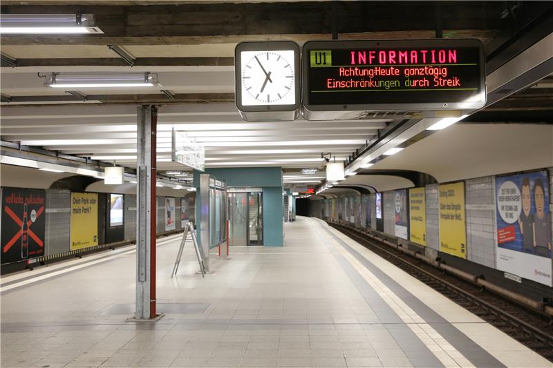 Warnstreik bei Hamburger U-Bahn und Hochbahn-Bussen beendet Verwaiste Bahnsteige: Die Hochbahn geht davon aus, am Mittwochmorgen gar nicht erst den Betrieb auf den U-Bahnstrecken zu starten. Archivbild: dpa
