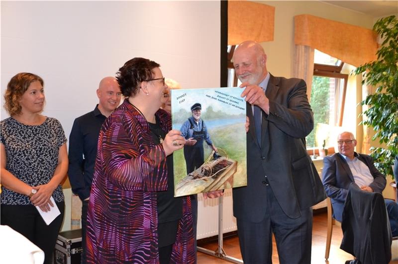 Verspätete Abschiedsfeier für früheren Bürgermeister Edgar Goedecke Verwaltungsmitarbeiterin Claudia Rambow überreicht ihrem ehemaligen Chef Edgar Goedecke ein Bild zum verspäteten Abschied . Foto: Helfferich