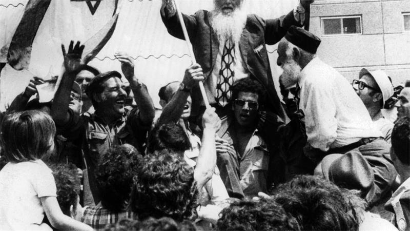 50. Jahrestag: Israel gibt Geheimdokumente zu Entebbe frei Verwandte und Freunde bejubeln im Juli 1976 auf dem Ben Gurion Flughafen in Tel Aviv die Rückkehr der Geiseln. (Archivbild)