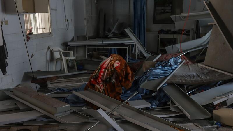 Wut in Nahost über Explosion bei Gaza-Klinik Verwüstungen nach dem Raketeneinschlag in der Al-Ahli-Klinik.