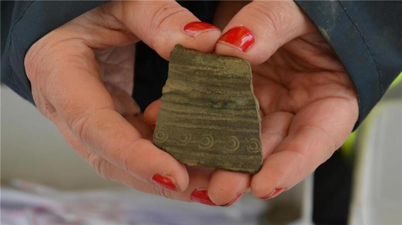 Archäologen: Spannende Funde entlang der Suedlink-Trasse Verziert, poliert, gewölbt: Hinweise darauf, dass es bereits vor 1500 Jahren Sonntagsgeschirr gab.