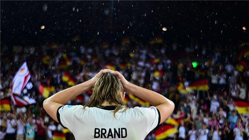 DFB-Team nach Halbfinal-Aus „komplett leer“ Verzweifelt und bitter enttäuscht: Jule Brand nach dem verlorenen Halbfinale.
