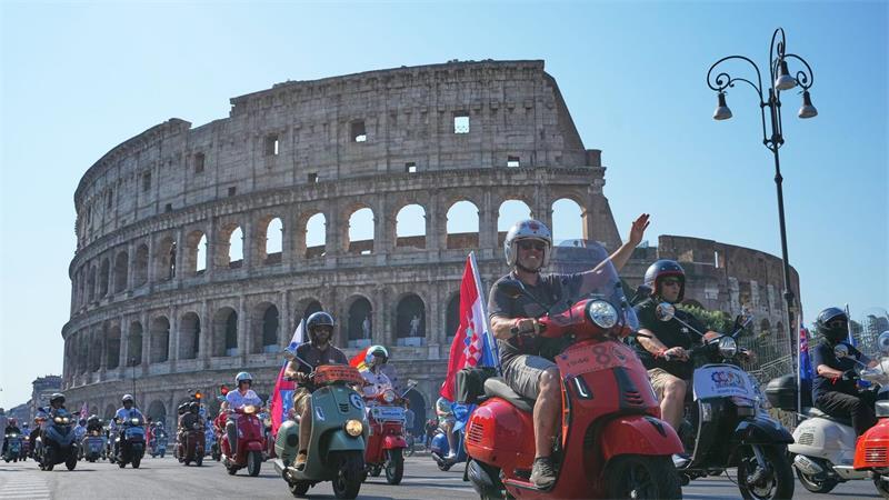 Vespa-Fans feiern 80 Jahre Kultroller mit Parade am Kolosseum