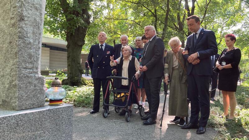 Veteranen des Warschauer Aufstands erzählen dem Bundespräsidenten, was sie durchlebt haben.