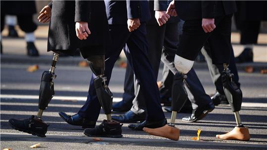 Veteranen marschieren am Cenotaph in London.