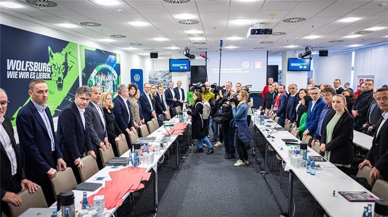 Sparpläne bestimmen VW-Tarifrunde - Gewinn bricht ein Vetreter von VW und IG Metall kamen in Wolfsburg zur zweiten Tarifrunde zusammen