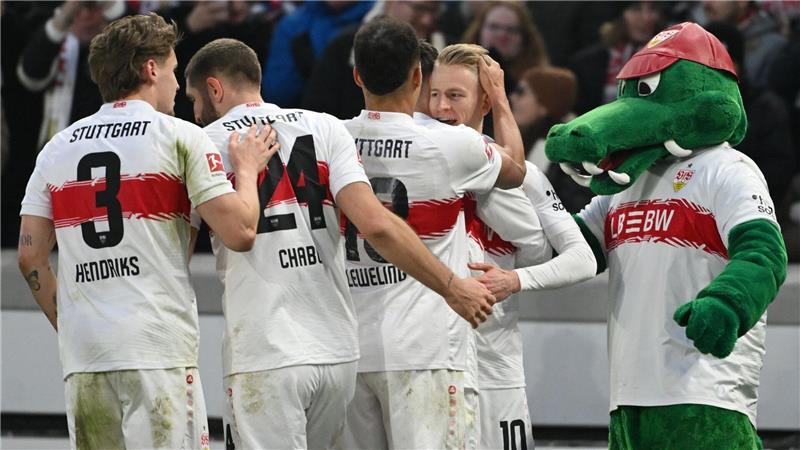 VfB-Torschütze Chris Führich (r) wird von seinen Mitspielern beglückwünscht.