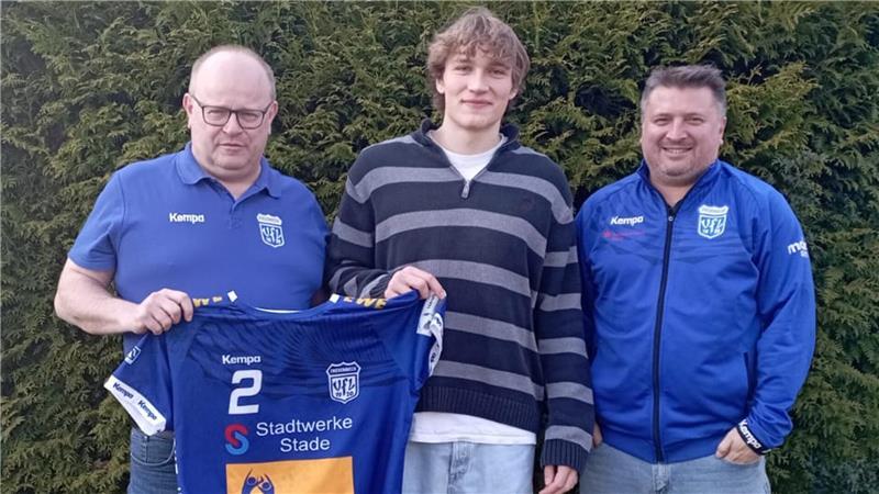 Aufstiegshelden vom VfL Fredenbeck legen nur kurz die Füße hoch VfL-Geschäftsführer Lars Müller (links) und Trainer Matthias Steinkamp (rechts) stellen Neuzugang Lauro Strothmann vor.