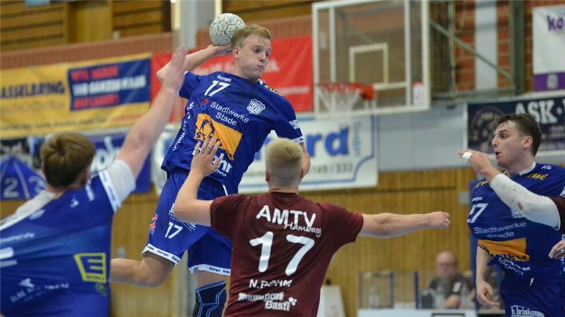 Dramatik im Spitzenspiel: VfL Fredenbeck holt Punkt in Varel VfL-Kapitän Jesper Müller musste kurz nach der Pause vom Feld.