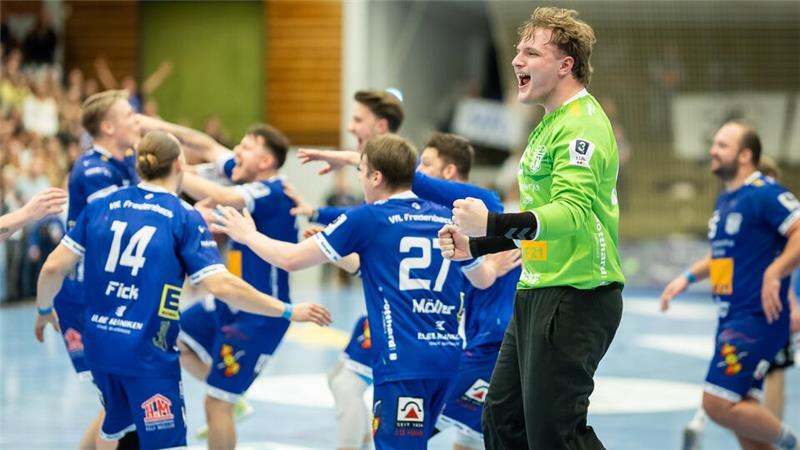 VfL-Keeper Niklas Itzen und seine Mitspieler feiern den Heimsieg in der Geestlandhalle.