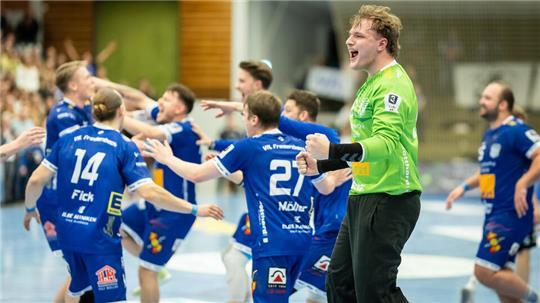 VfL-Keeper Niklas Itzen und seine Mitspieler feiern den Heimsieg in der Geestlandhalle.