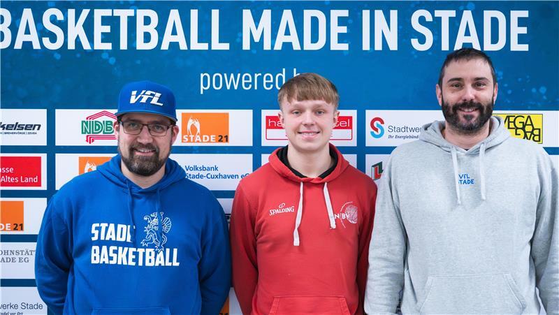 VfL-Manager Thomas Bolz (links) und Coach Joan Rallo Fernàndez (rechts) haben Bennett Spree von der TSG Westerstede verpflichtet.