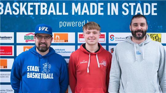 VfL-Manager Thomas Bolz (links) und Coach Joan Rallo Fernàndez (rechts) haben Bennett Spree von der TSG Westerstede verpflichtet.