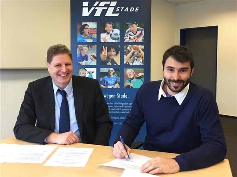 VfL-Präsident Carsten Brokelmann und Basketball-Cheftrainer Joan Rallo Fernández unterzeichneten am Dienstagvormittag den Zwei-Jahres-Vertrag. Foto Moradi