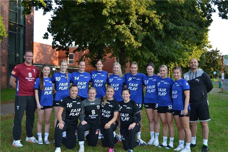 VfL Stade: Co-Trainer Nils Meyer, Nike Dubbels, Merle Köhlmann, Målin Ankersen, Lara Witt, Wencke Straßheim, Anne Grell, Nina Noltin, Chantal Laskowski, Leonie Klinkmann, Trainer Dennis Marinkovic (hinten, von links nach rechts), Lea Chorit