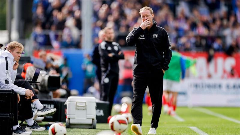 Eigentor und Platzverweis: Holstein Kiel weiter ohne Sieg VfL-Trainer Timo Schultz reagiert am Spielfeldrand.
