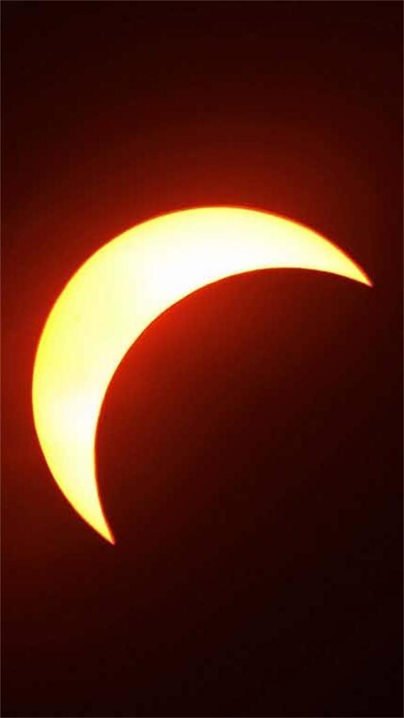 Via Facebook hat uns "Sandro Pe" dieses beeindruckende Foto von der Sonnenfinsternis geschickt.