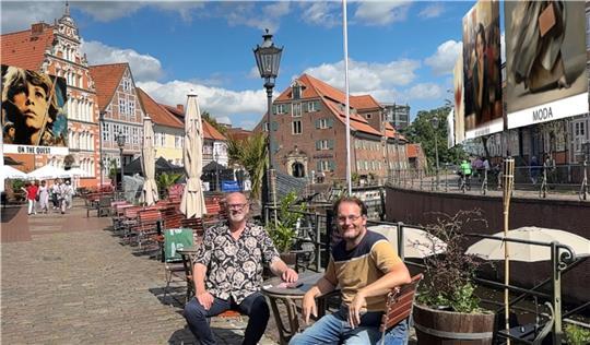 Via QR-Code werden ihre Werke sichtbar: Die kreativen Stader Hans Borghorst und Philipp Stahmer inmitten ihrer virtuellen Ausstellung am Hansehafen.
