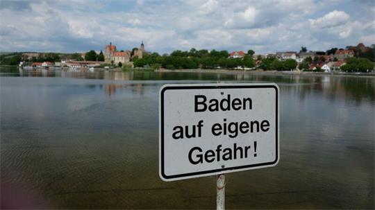 Vibrionen sind natürlicherweise in Süß-, Brack- und Salzwasser vorkommende Bakterien. Mit sommerlicher Hitze steigt das Risiko für Vibrionen-Infektionen. (Symbolbild)