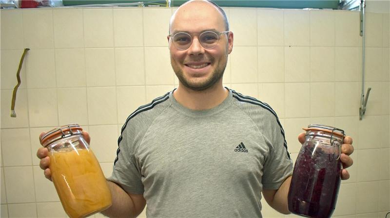 Victor Thomas lässt Bakterien für sich arbeiten Victor Thomas ist fasziniert vom Thema Fermentation und entwickelt immer neue Ideen, die er in seiner kleinen Manufaktur umsetzt.