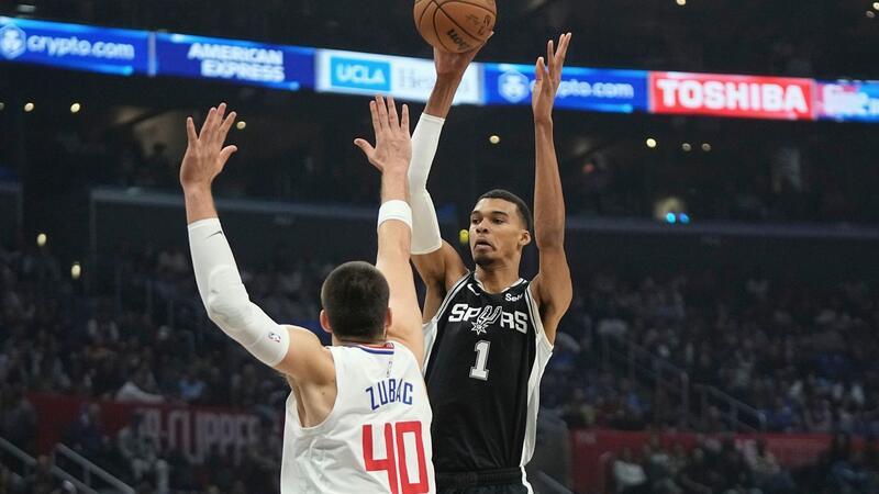 Wembanyama verliert erstes NBA-Auswärtsspiel seiner Karriere Victor Wembanyama (r) in Aktion.