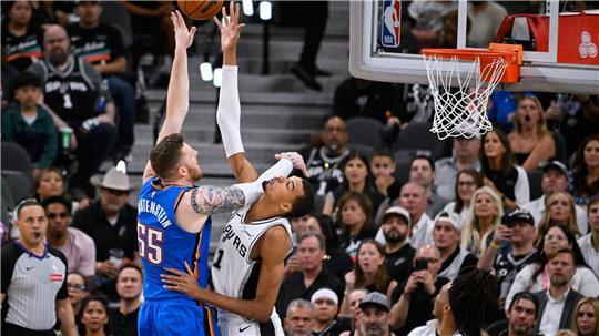 Victor Wembanyama (re.) dominierte Spiel vier gegen Isaiah Hartenstein und die Oklahoma City Thunder.