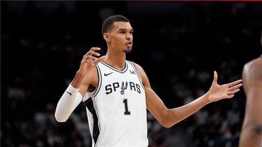 Victor Wembanyama von den San Antonio Spurs liefert beim NBA-Spiel gegen die Phoenix Suns ab.
