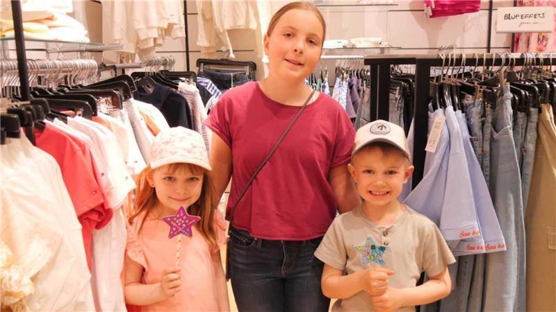 Victoria (6), Henni (11) und Julius (6) waren auf Buchstabenjagd bei Stackmann. Vielleicht konnten die frisch gebastelten Zauberstäbe helfen?