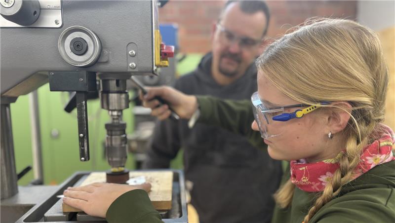 Raus aus der Exotenrolle: Stader Schülerinnen und Technik Victoria ist konzentriert bei der Arbeit. Sie schneidet eine Metallplatte für ihre Designer-Uhr zurecht.