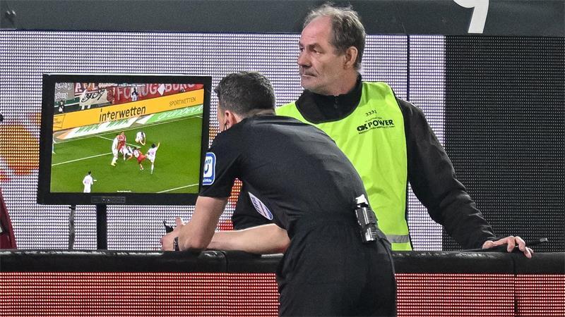 Videobeweis: Bundesliga-Schiedsrichter Felix Zwayer checkt am TV-Schirm. (Archivbild)