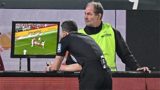 Videobeweis: Bundesliga-Schiedsrichter Felix Zwayer checkt am TV-Schirm. (Archivbild)