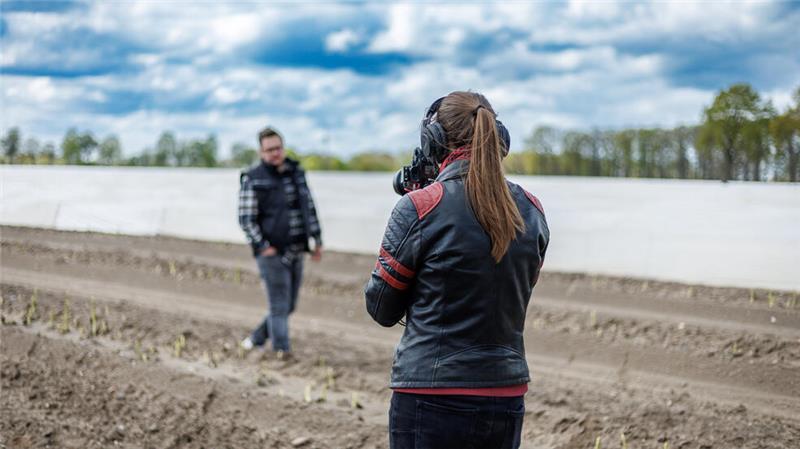 Und Action! Cheyennes spannender Job als Videografin Videodreh auf einem Spargelfeld.