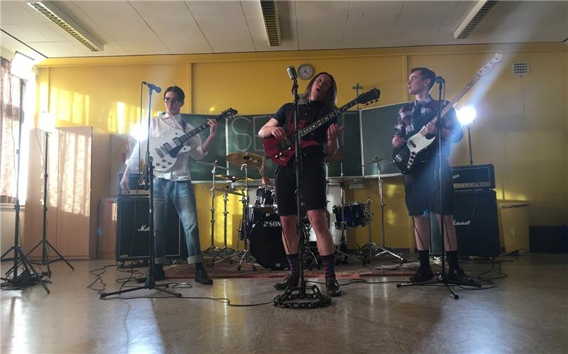 Videodreh im Klassenzimmer : Die Band Axid Rain dreht den Clip zu ihrem Song „Sexpert“ in einer Kehdinger Schule. Foto Filmflut