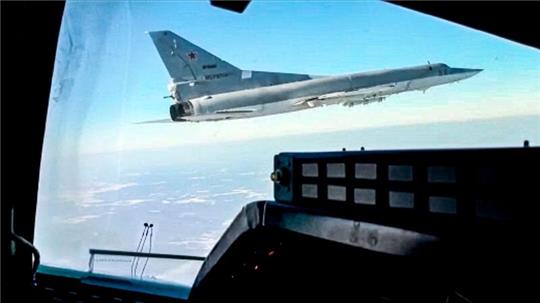 Videostandbild eines Überschallbombers vom Typ Tupolew Tu-22M3 der russischen Luftwaffe (Archivbild). Nach Moskauer Angaben stürzte das Flugzeug im südrussischen Gebiet Stawropol bei der Rückkehr von einem Kampfeinsatz ab.